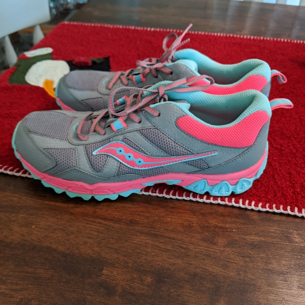 Girls size 5 Saucony Running Athletic Sh…